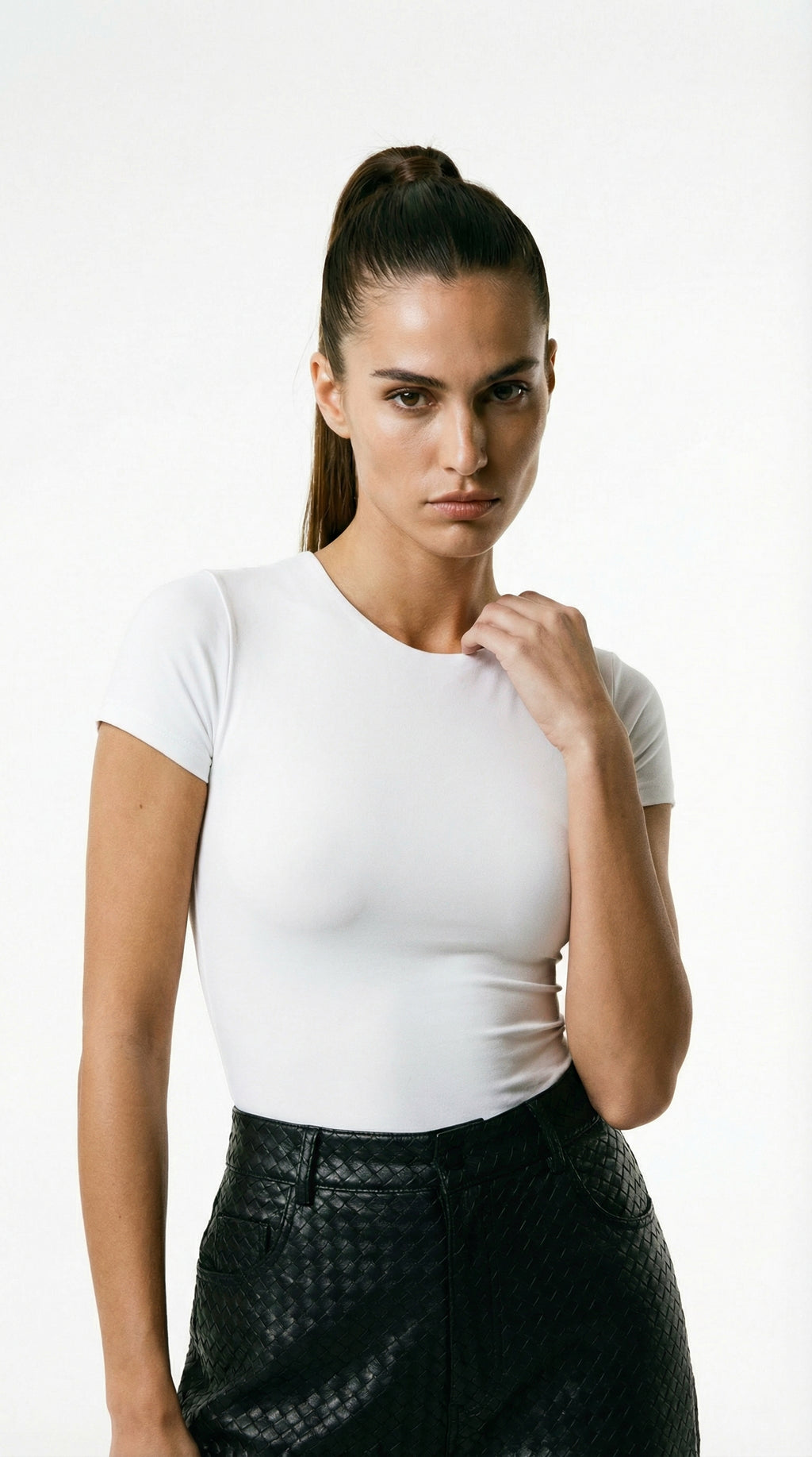 WHITE ROUND NECK BASIC TOP